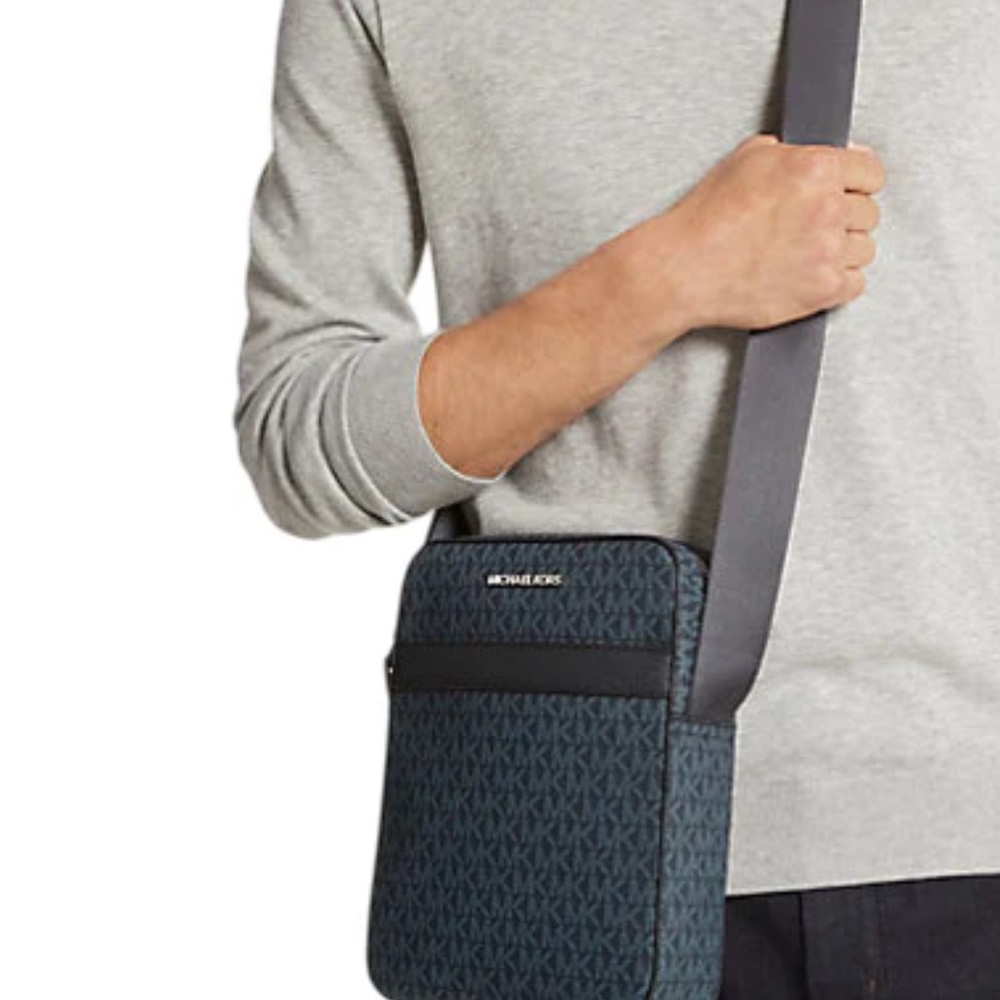 NWOT - Michael Kors Cooper Signature Logo Flight Bag - See Video! - Picture 4 of 13